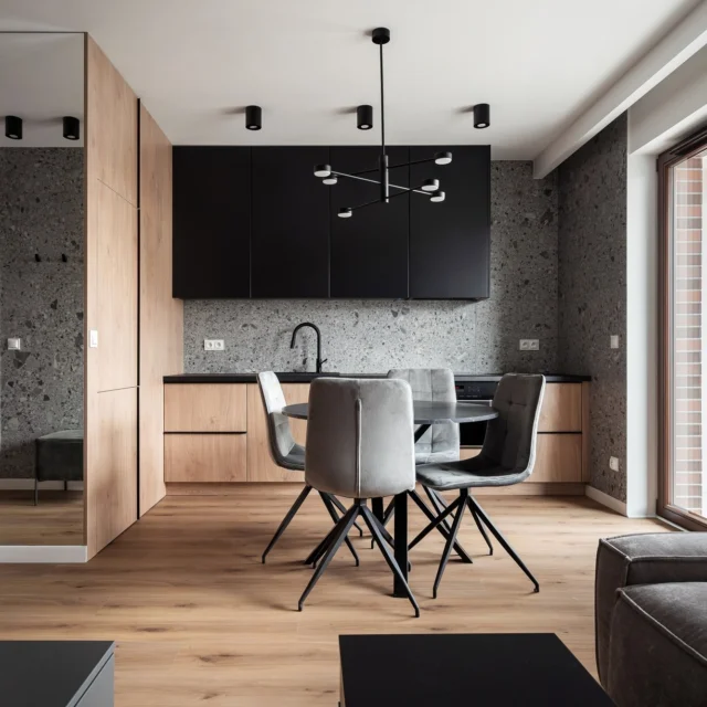 Projekt dwupoziomowego mieszkania w Szczecinie powstał z myślą o wynajmie dla studentów. Projektowane wnętrze miało być neutralne kolorystycznie, o eleganckim lekko loftowym charakterze, pełne dużej ilości miejsc do przechowywania. Ciepłe drewno połączyłam z szarościami, surowym betonem oraz czernią. Całości dopełniają graficzne płytki imitujące #lastryko. Ten efektowny materiał, coraz częściej wykorzystywany w nowoczesnych aranżacjach, pojawia się na ścianie w kuchni, przedpokoju oraz łazience i toalecie. Wzór #terrazzo  dodaje przestrzeni charakteru i stylu – i jest idealny dla młodych ludzi ceniących oryginalny design. 

#projektowaniewnetrz #mieszkanie #adastudio8 #projekt #projektwnętrza #projektantwnętrz #salon #kuchnia